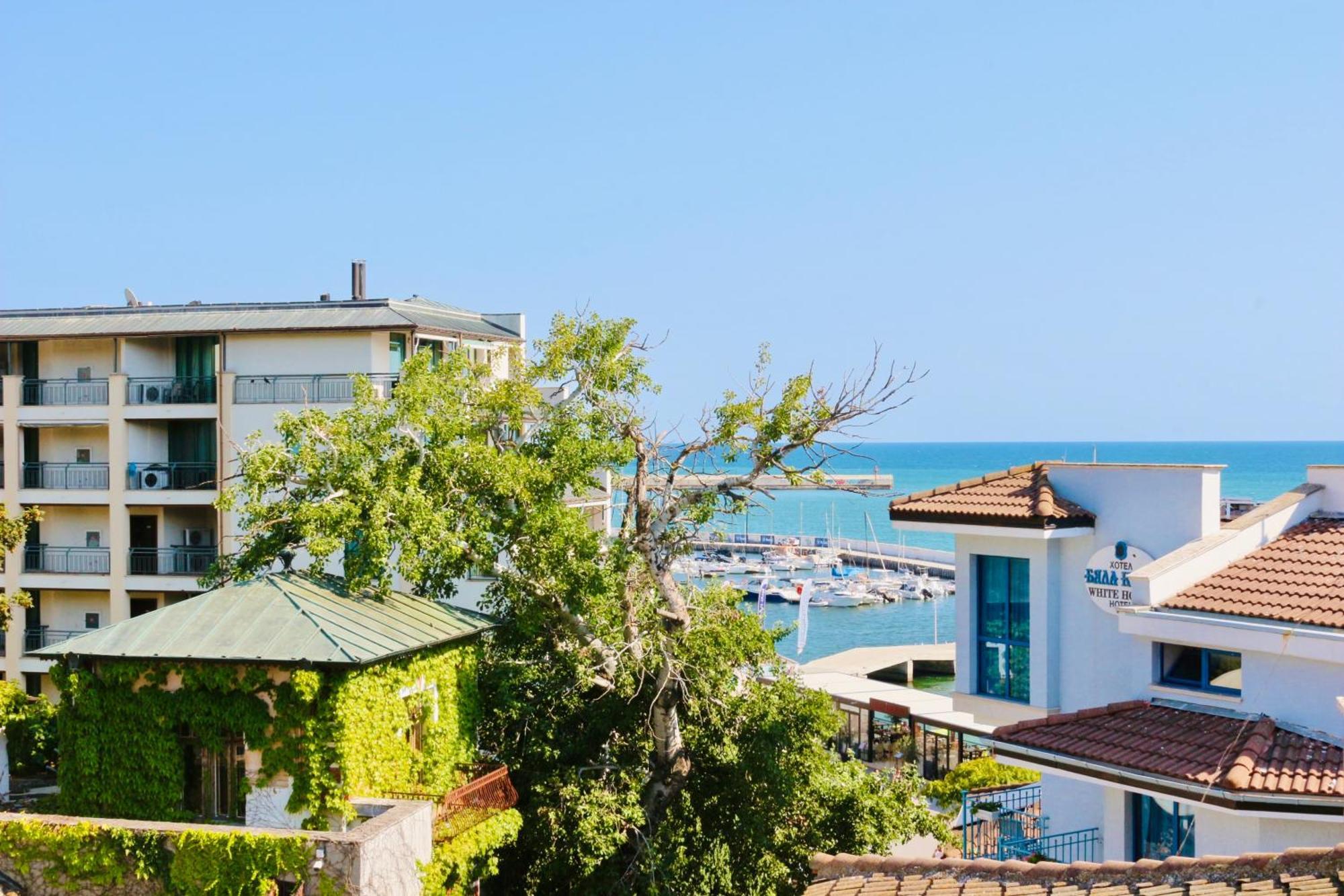 Апартамент “Централ” / Central Balchik Exterior photo